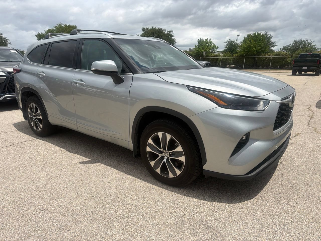 Used 2022 Toyota Highlander XLE AWD/4WD image 3