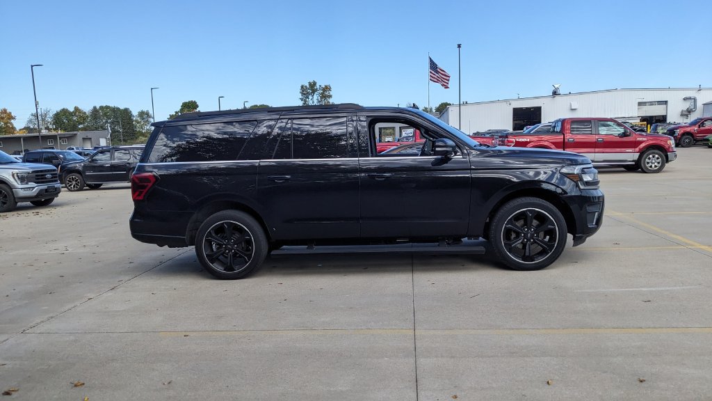 Used 2023 Ford Expedition Max Limited AWD/4WD image 2