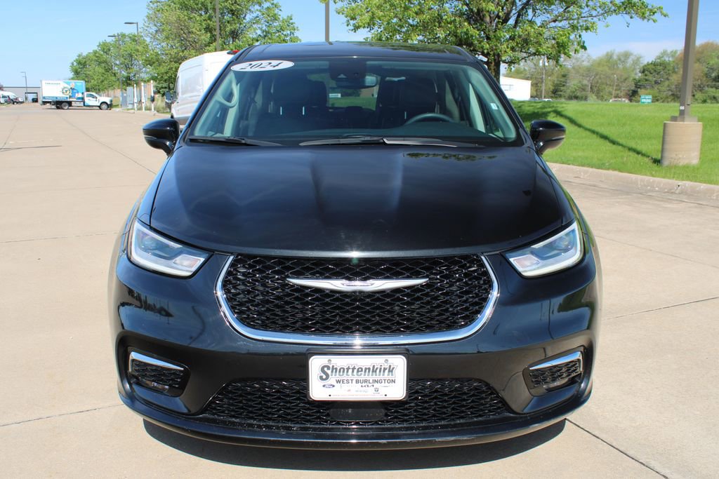 Used 2024 Chrysler Pacifica Select FWD image 2