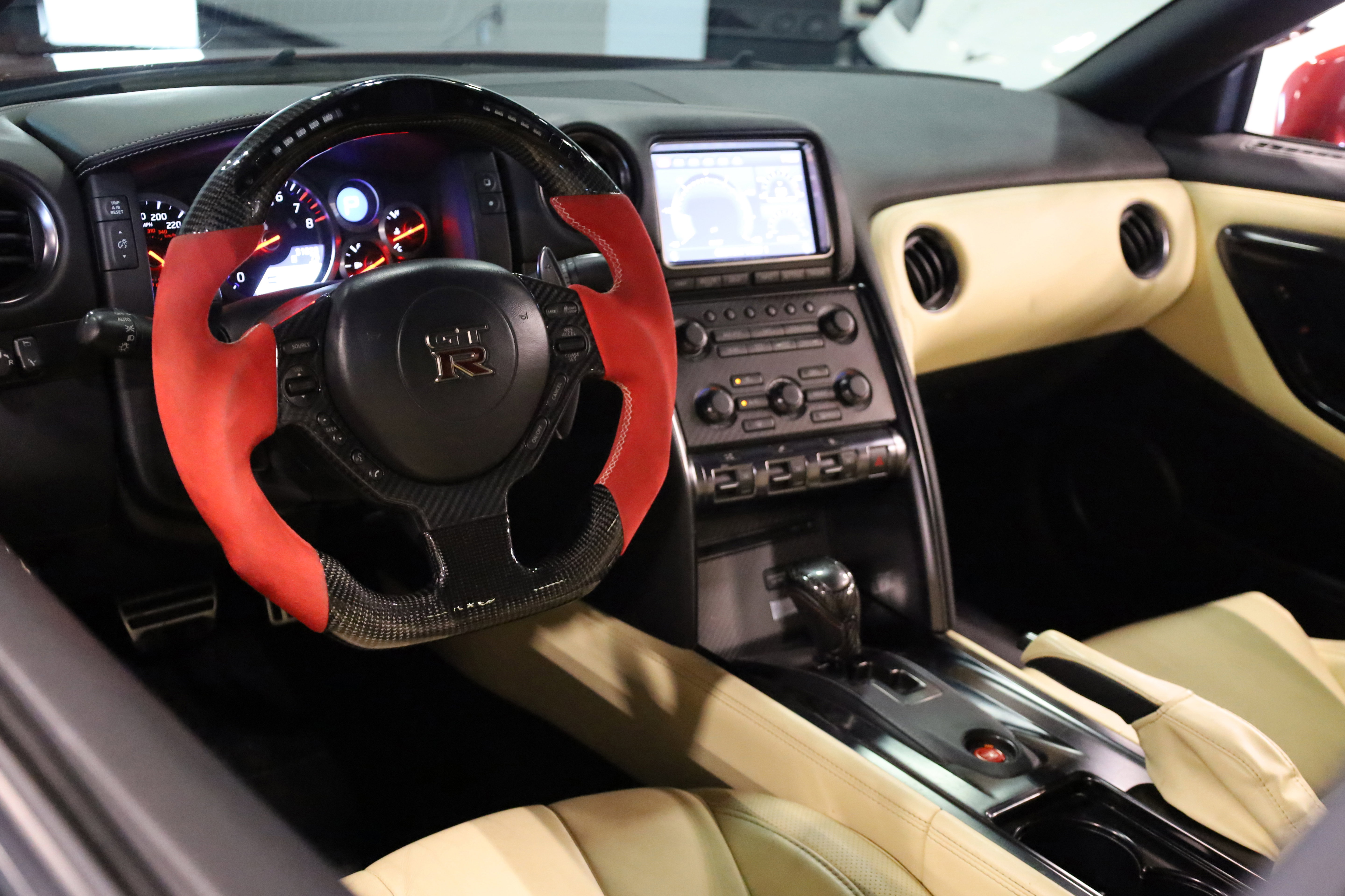 Used 2015 Nissan GT-R Premium image 32