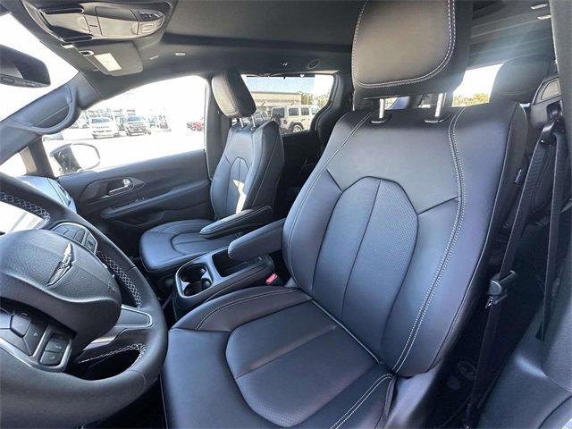 New 2026 Chrysler Pacifica Select image 5