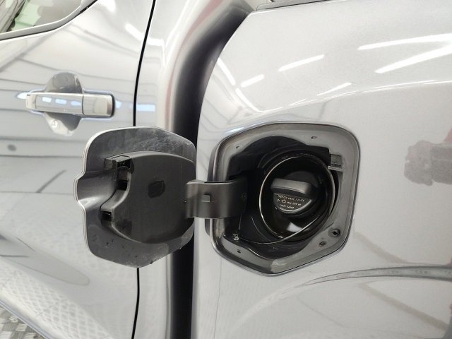 Used 2024 Nissan Frontier SV image 18