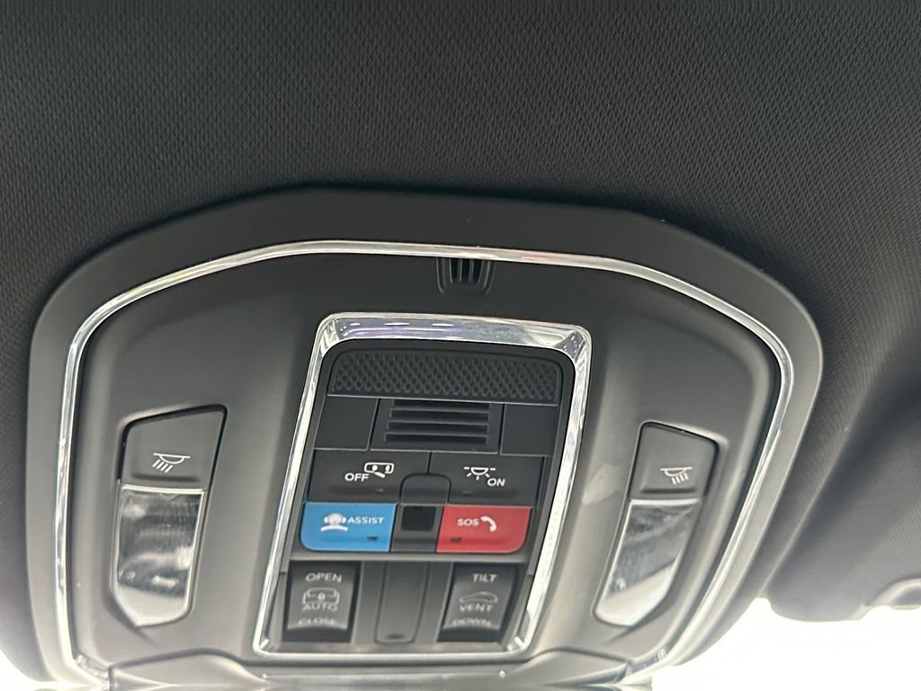 Used 2024 Jeep Grand Cherokee Laredo X image 17