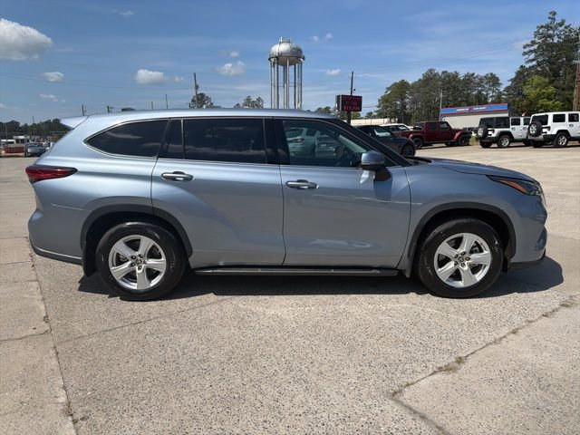 Used 2022 Toyota Highlander LE image 5
