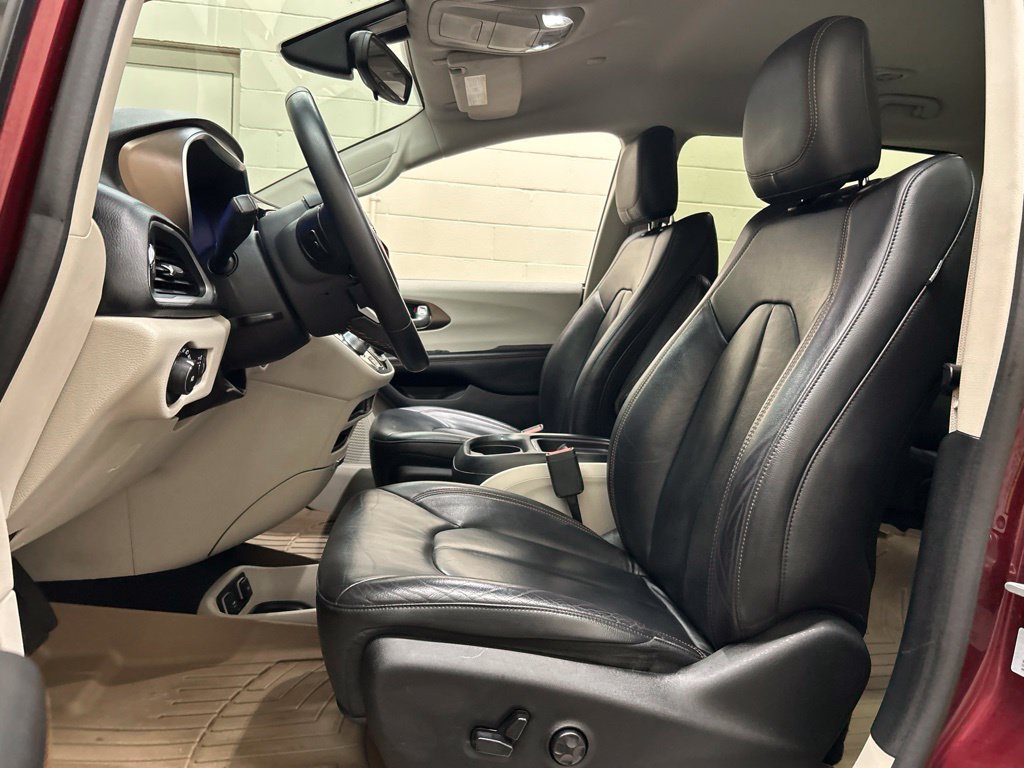 Used 2017 Chrysler Pacifica Touring-L FWD image 8