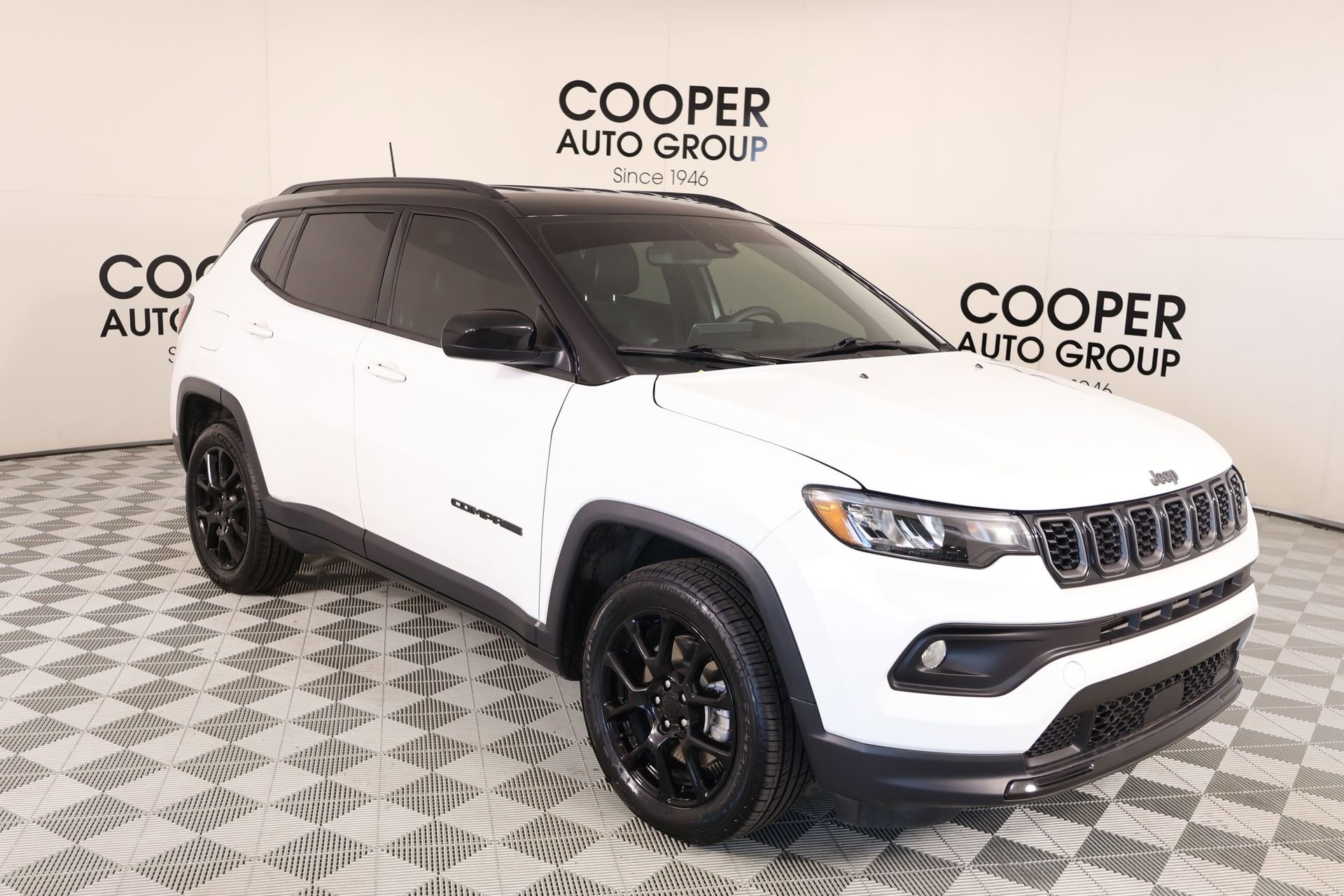 Used 2024 Jeep Compass Latitude w/ Altitude Special Edition AWD/4WD image 1