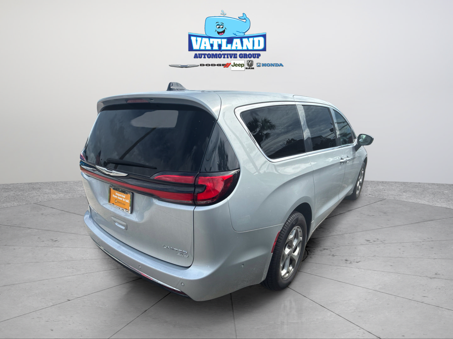 Certified 2024 Chrysler Pacifica Limited AWD/4WD image 5