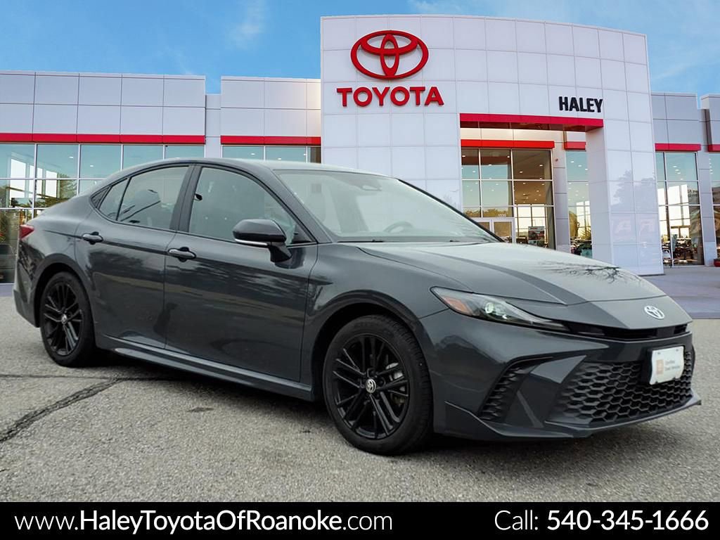 Used 2025 Toyota Camry SE image 1