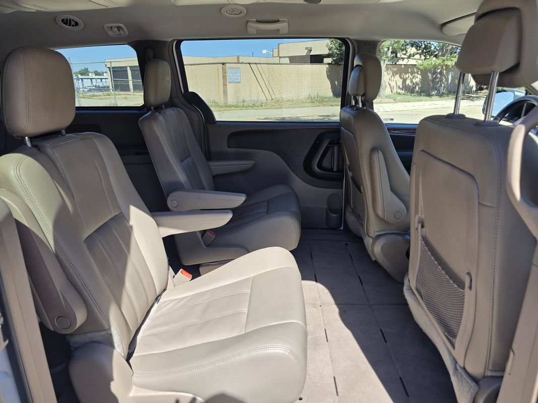 Used 2015 Chrysler Town & Country Touring FWD image 20