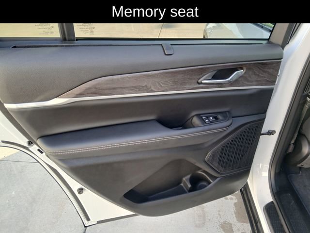 New 2025 Jeep Grand Cherokee L Limited w/ Luxury Tech Group II image 16