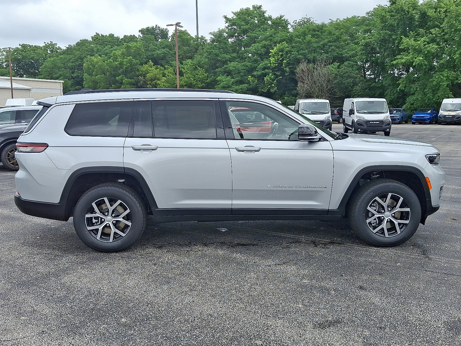 Used 2025 Jeep Grand Cherokee L Limited w/ Trailer Tow Package image 9