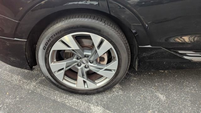 Used 2021 Audi e-tron Prestige image 12