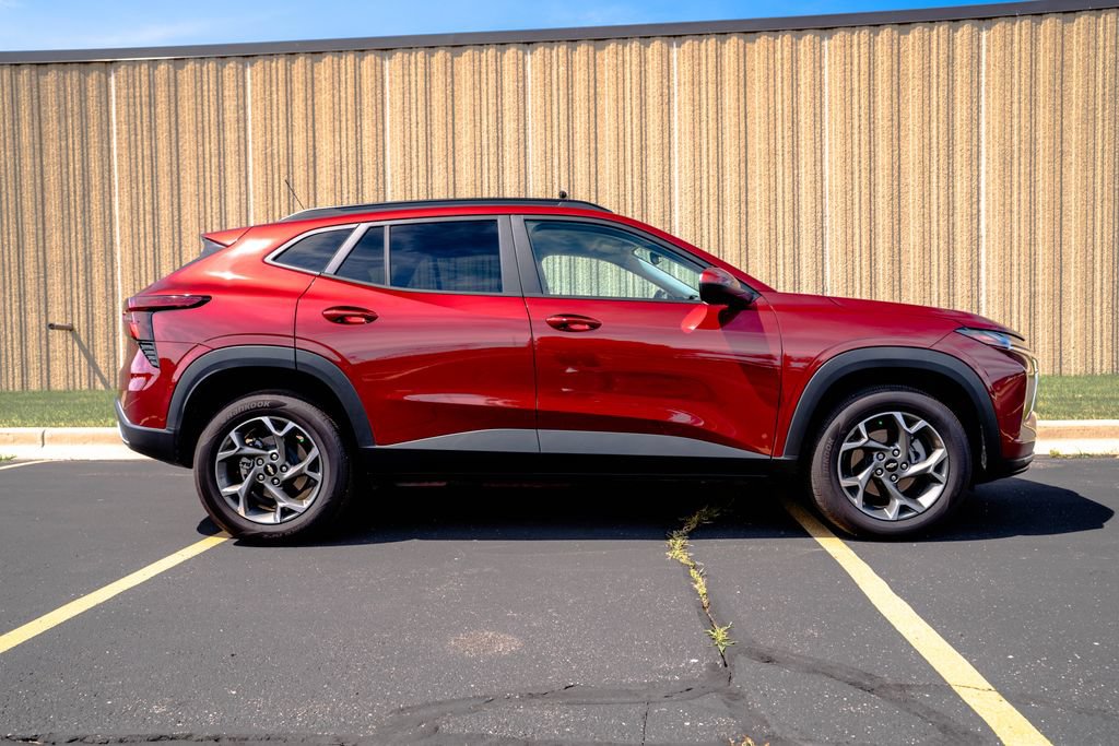 Certified 2025 Chevrolet Trax LT w/ Driver Confidence Package FWD image 14