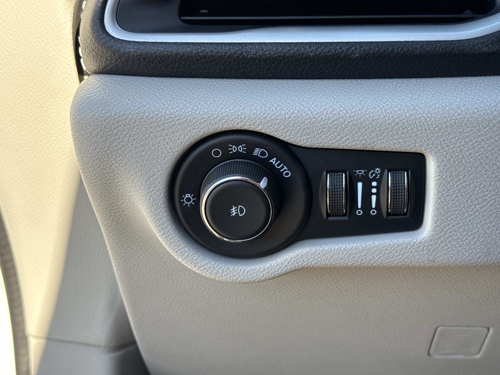 Certified 2022 Chrysler Pacifica Touring-L image 32