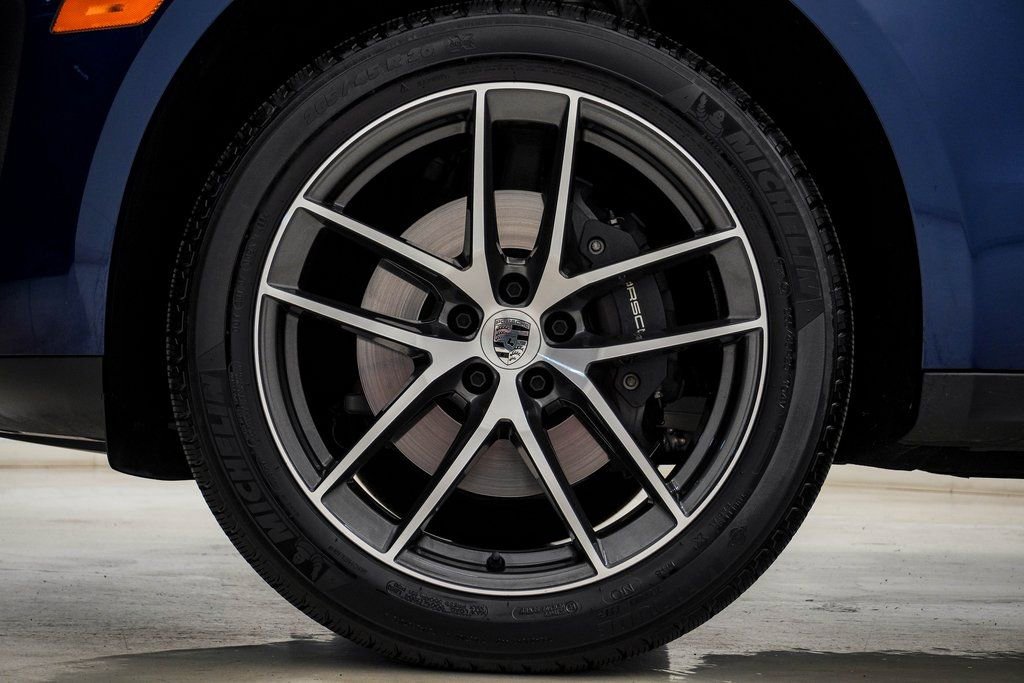 Certified 2025 Porsche Macan AWD/4WD image 10