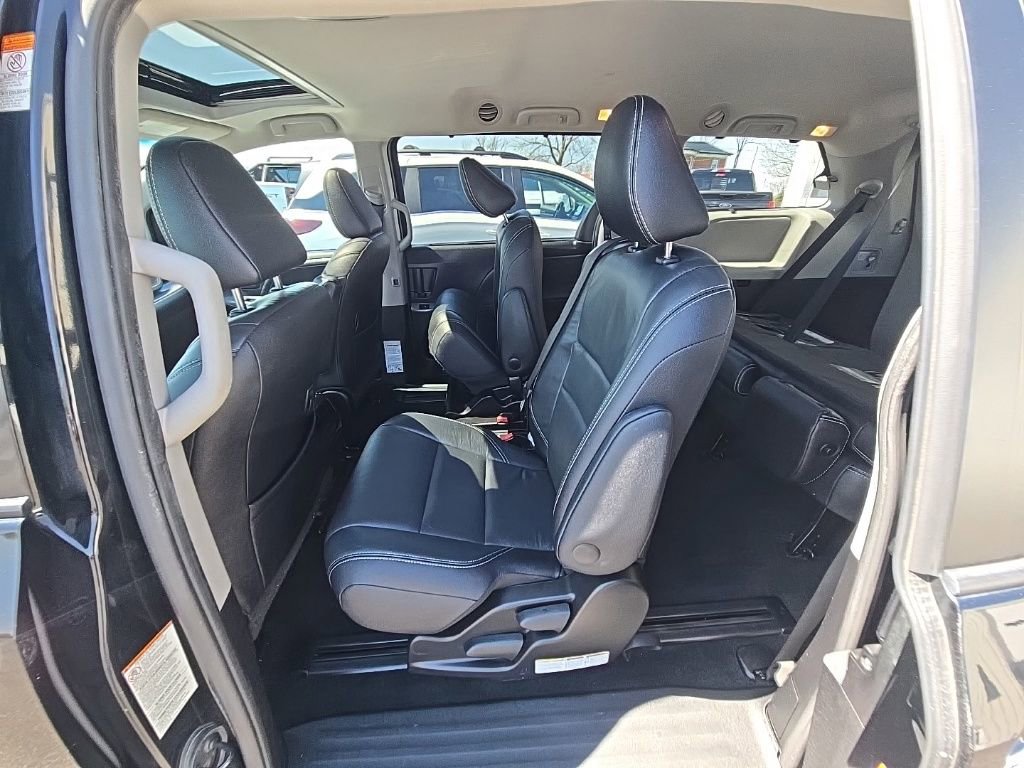 Used 2016 Toyota Sienna SE image 24