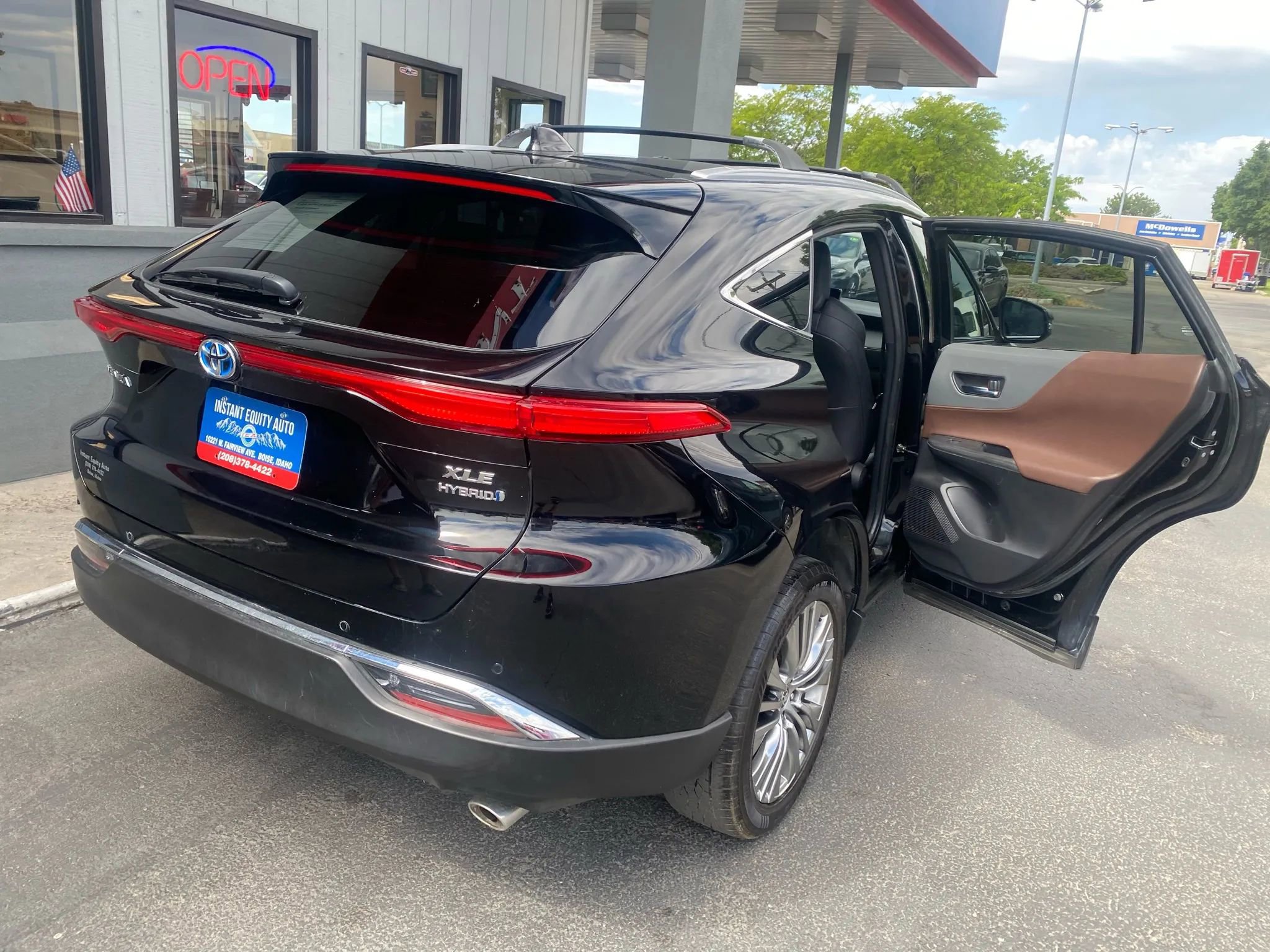 Used 2022 Toyota Venza XLE image 27