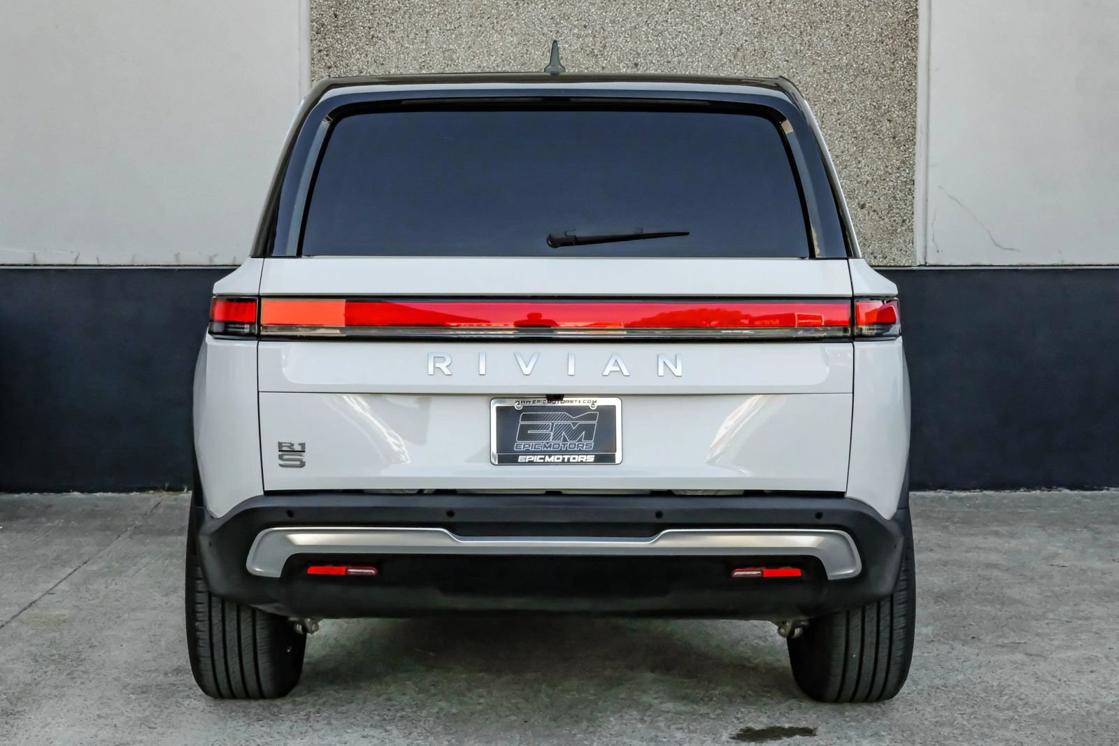 Used 2024 Rivian R1S Adventure AWD/4WD image 15