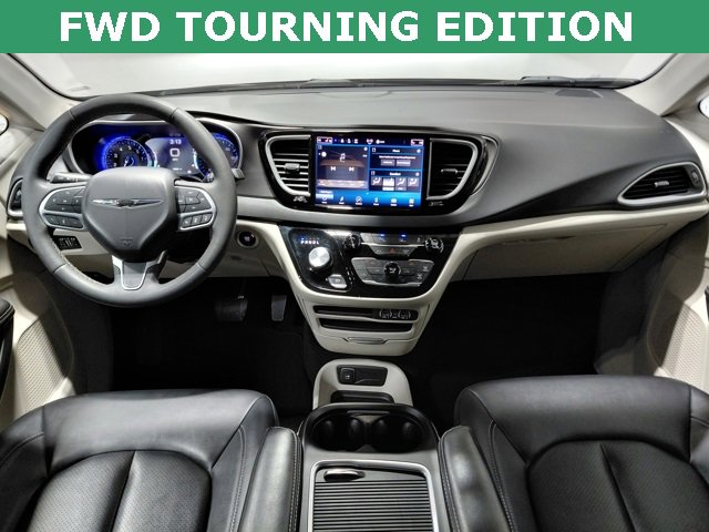 Used 2024 Chrysler Pacifica Touring-L image 2