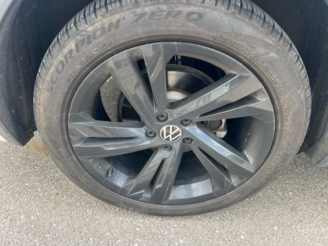 Used 2024 Volkswagen Tiguan SE R-Line AWD/4WD image 4