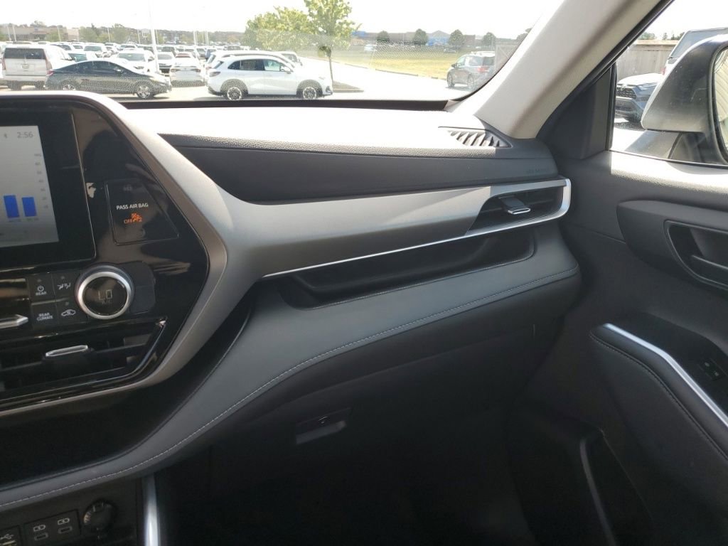 Used 2024 Toyota Highlander LE image 25