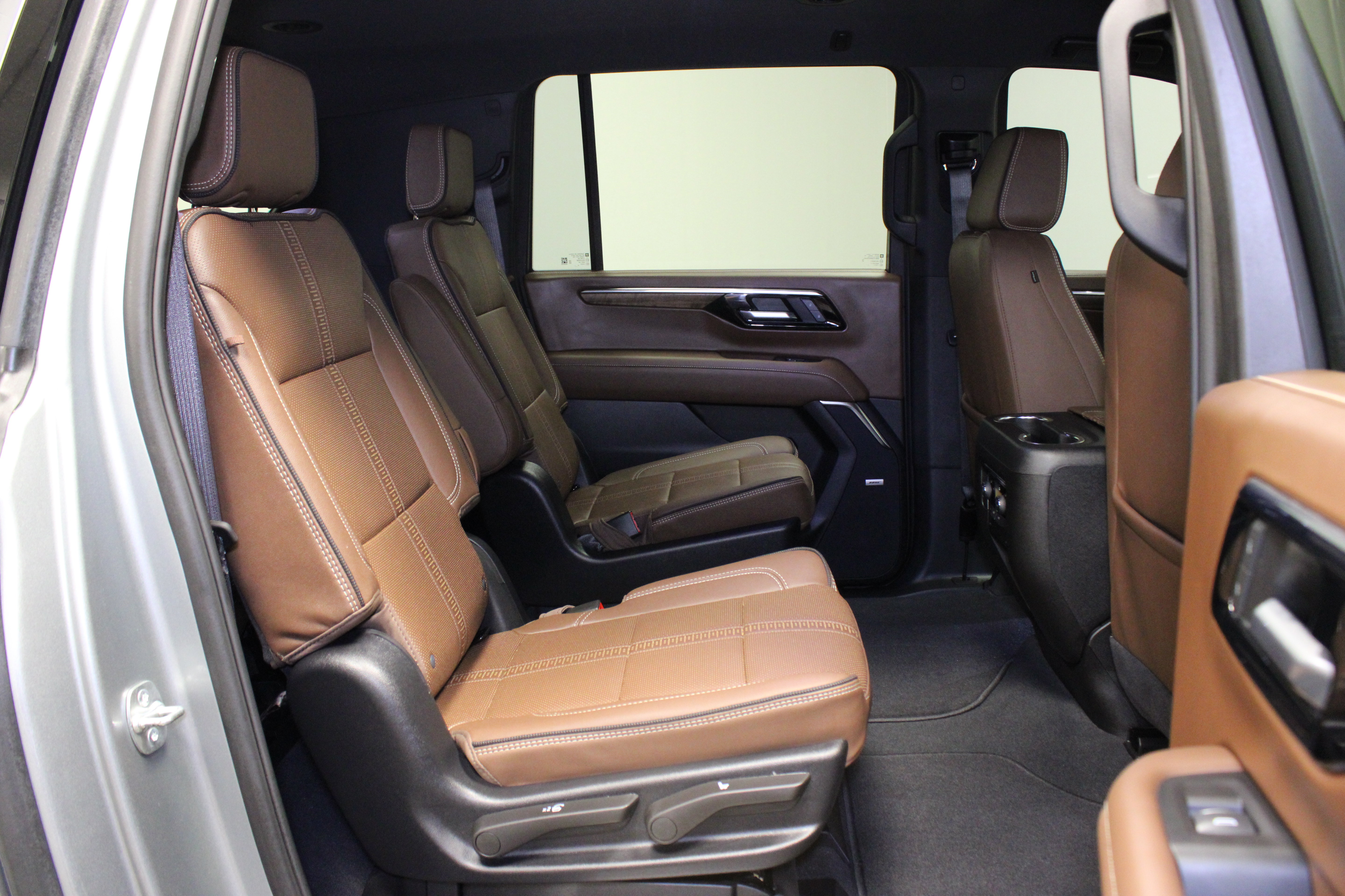 Used 2025 Chevrolet Suburban High Country AWD/4WD image 16