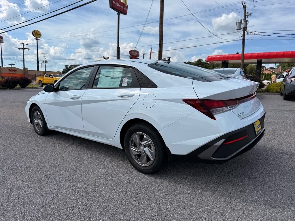 Used 2025 Hyundai Elantra SE FWD image 4