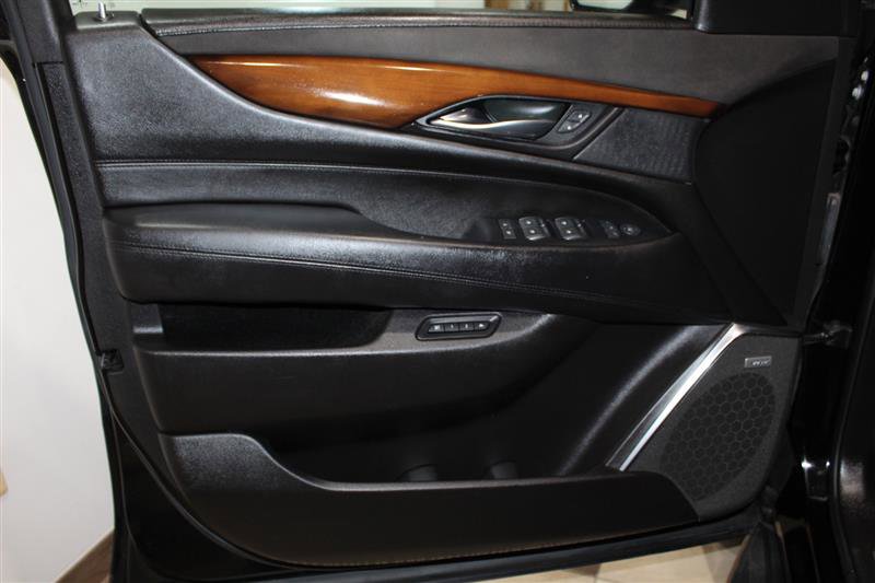 Used 2017 Cadillac Escalade Luxury AWD/4WD image 32