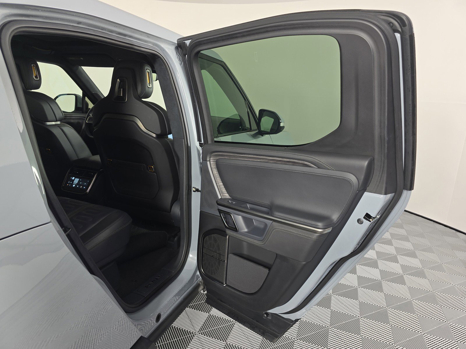 Used 2023 Rivian R1T Launch Edition image 19