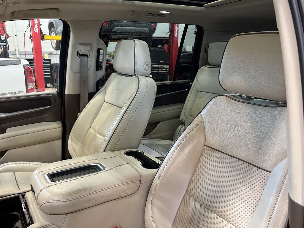 Used 2021 GMC Yukon XL Denali w/ Denali Premium Package image 19