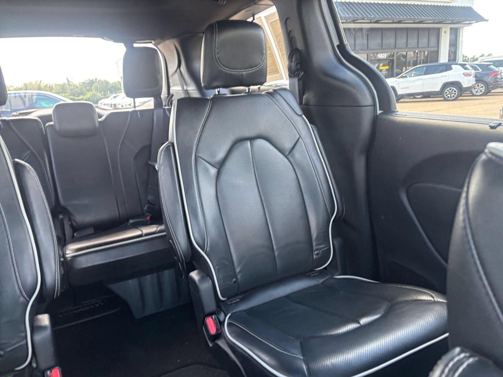 Used 2025 Chrysler Pacifica Limited FWD image 41