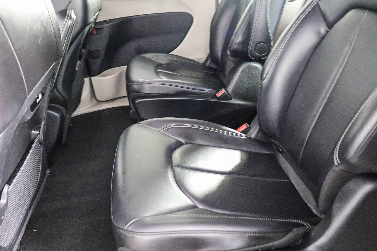 Used 2024 Chrysler Pacifica Select image 18