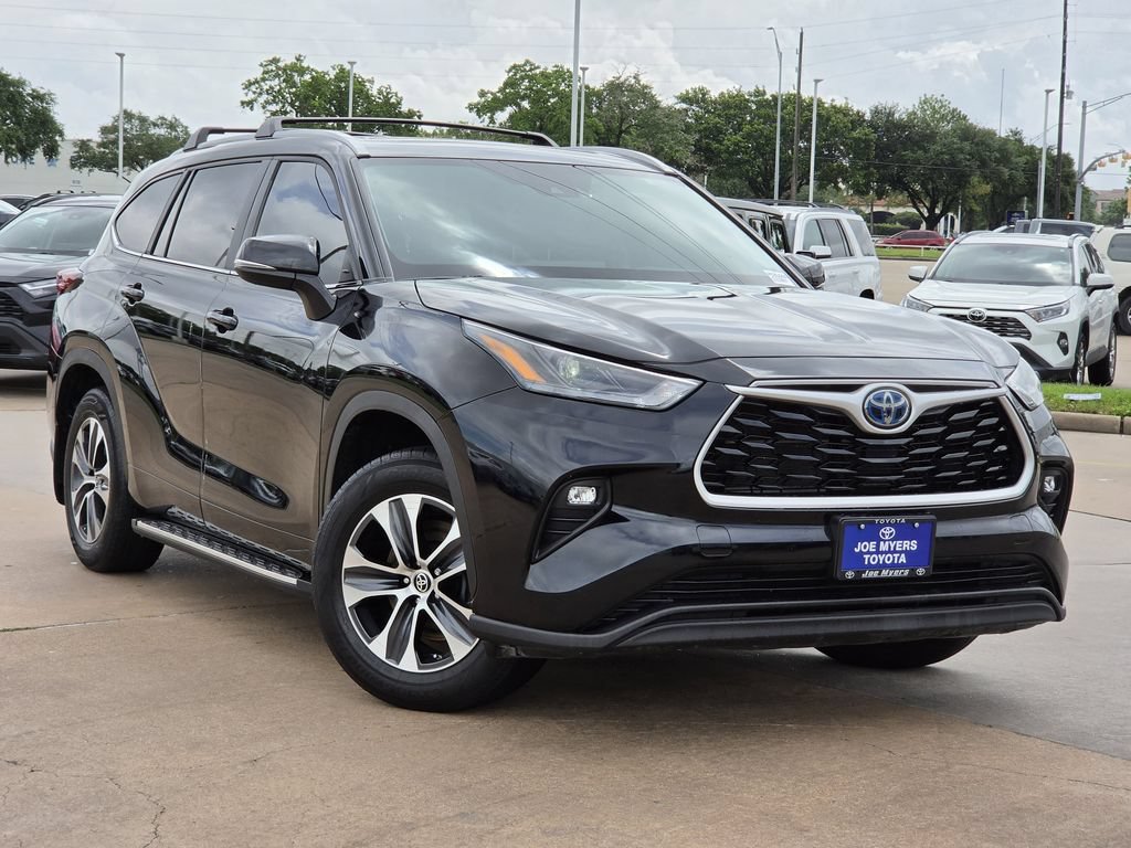 Used 2024 Toyota Highlander XLE FWD image 2