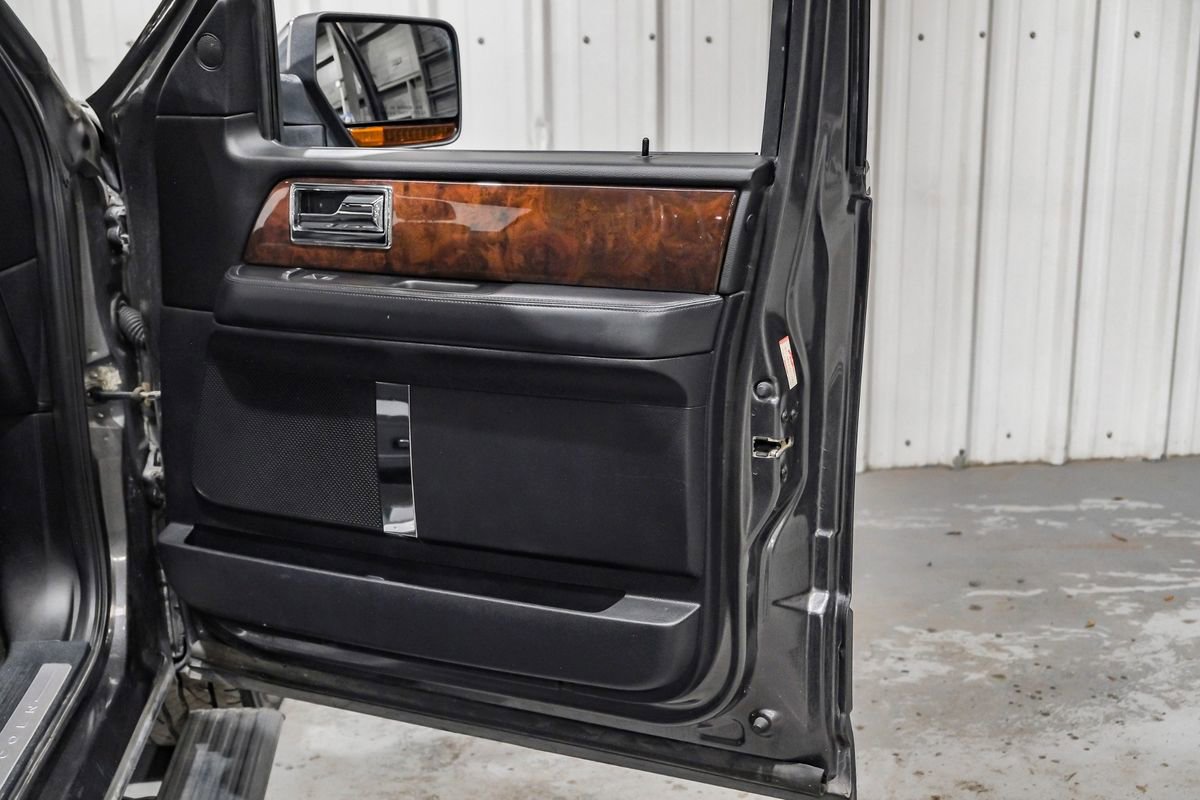 Used 2016 Lincoln Navigator Select image 29