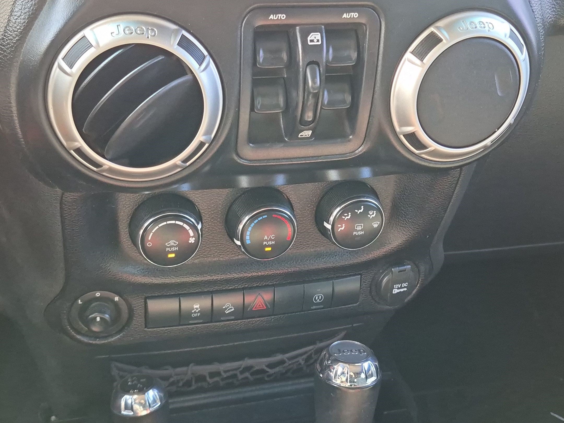 Used 2016 Jeep Wrangler Unlimited Rubicon w/ Connectivity Group AWD/4WD image 23
