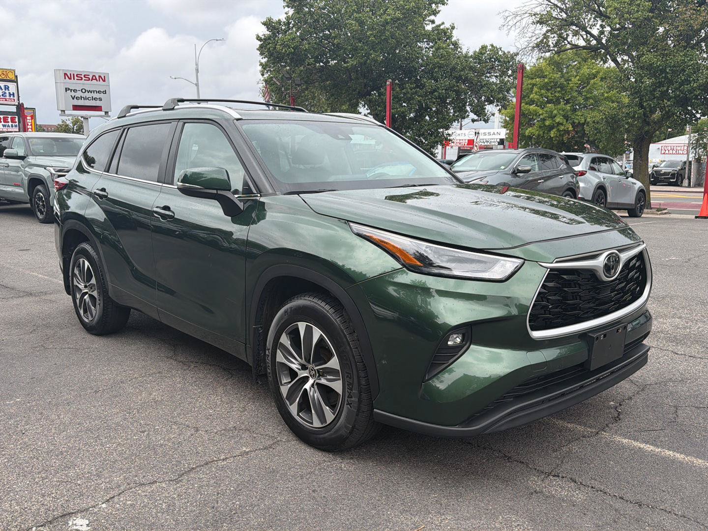 Used 2023 Toyota Highlander XLE AWD/4WD image 3