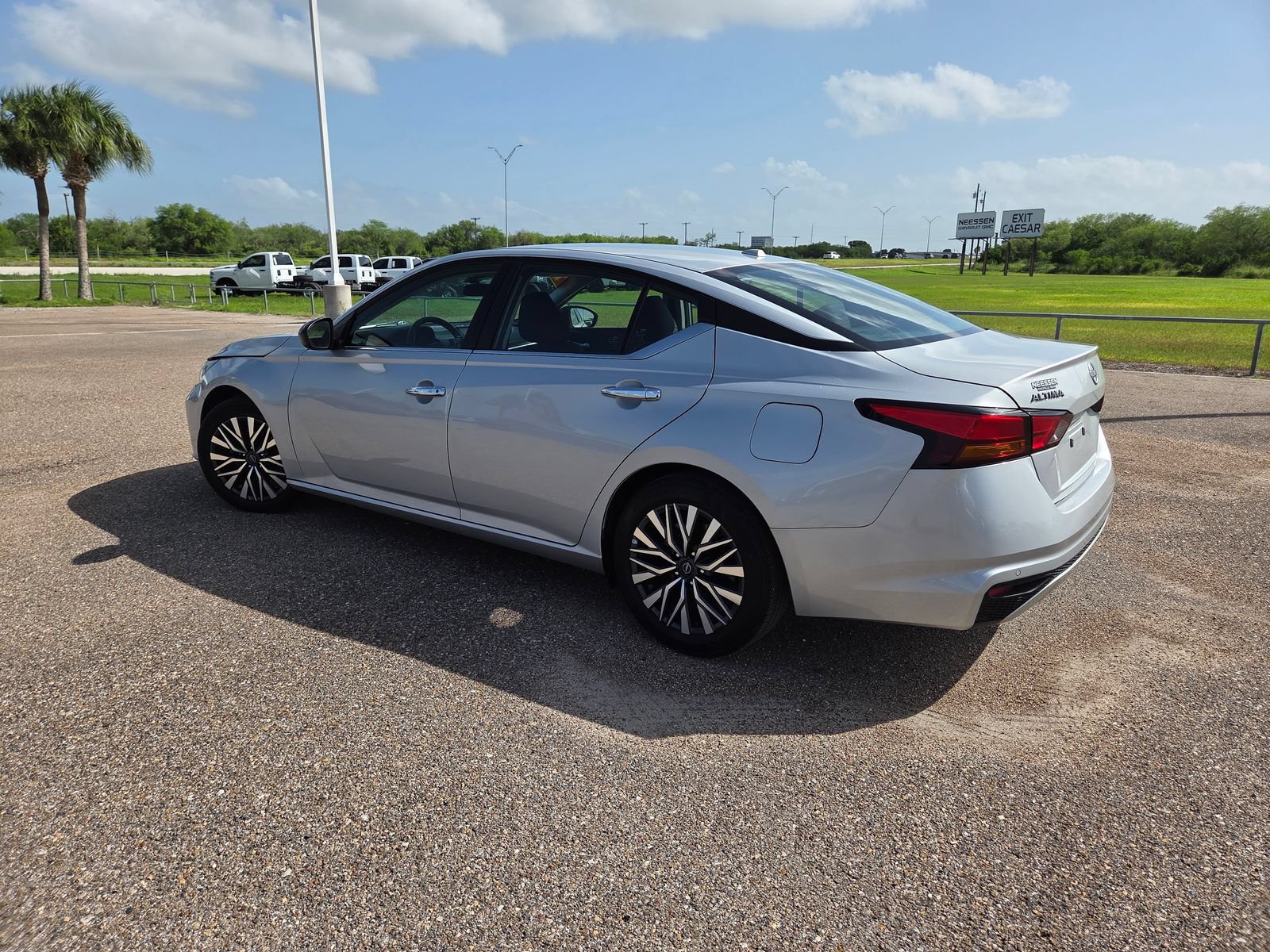Used 2024 Nissan Altima 2.5 SV FWD image 6