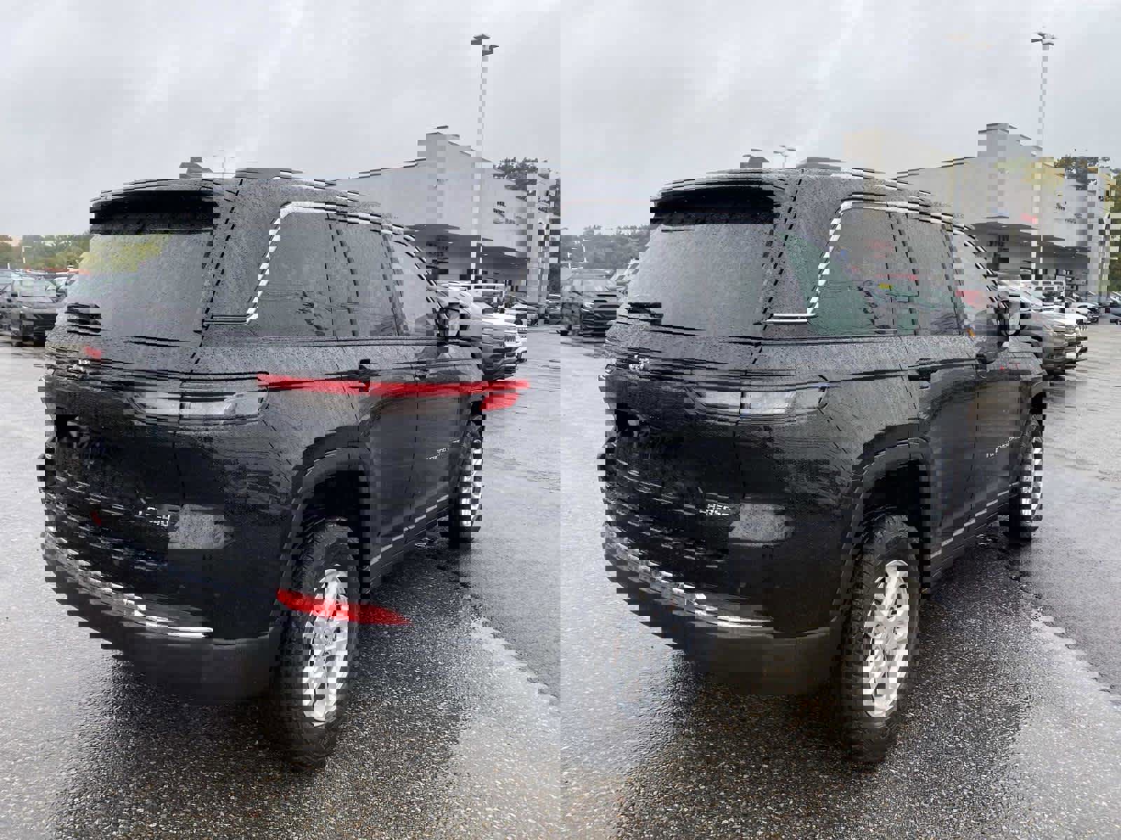 Certified 2023 Jeep Grand Cherokee Laredo image 3