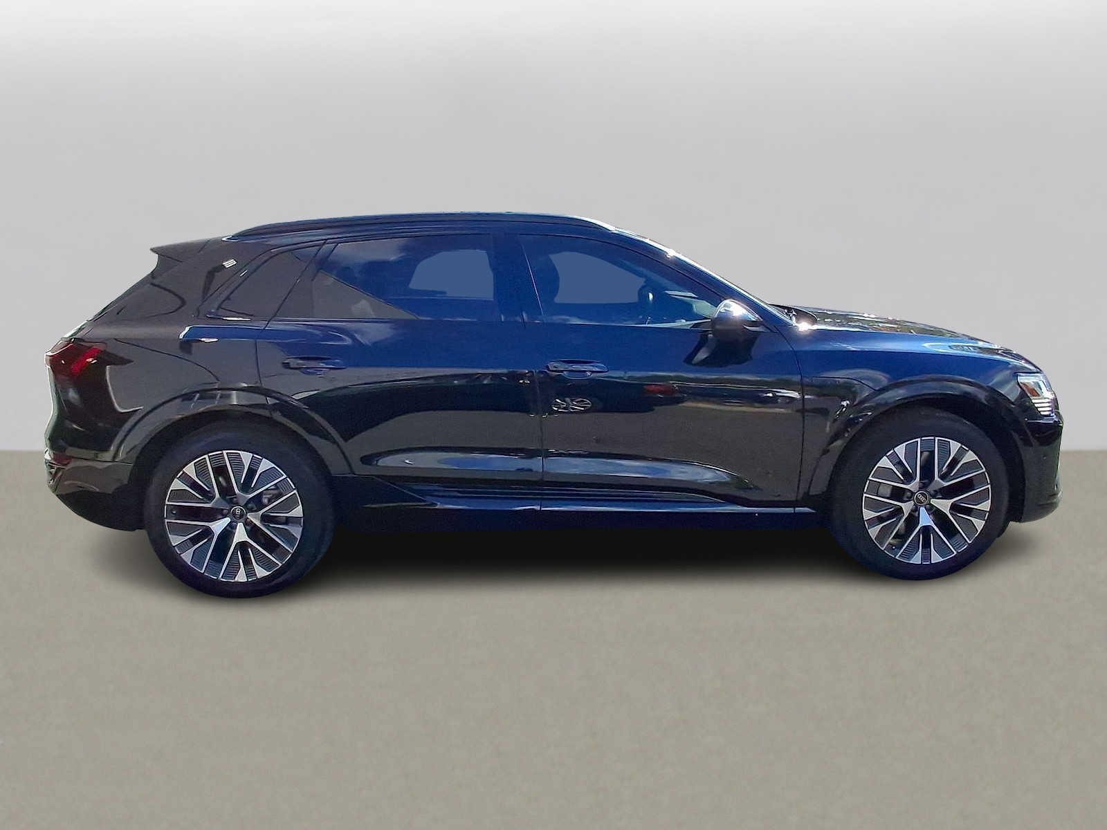 Used 2024 Audi Q8 e-tron Premium Plus w/ Premium Plus Package AWD/4WD image 32