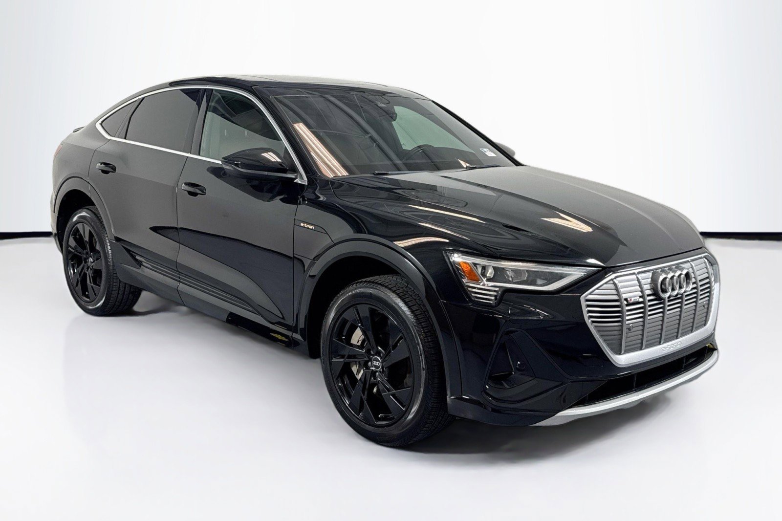 Used 2022 Audi e-tron Premium image 3
