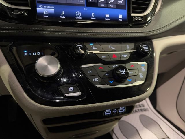 Used 2023 Chrysler Pacifica Touring-L image 20