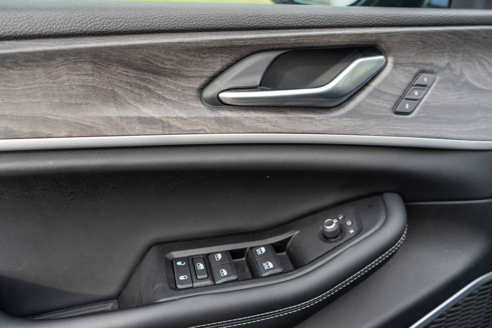 Used 2022 Jeep Grand Cherokee Limited 4xe w/ Luxury Tech Group II AWD/4WD image 15