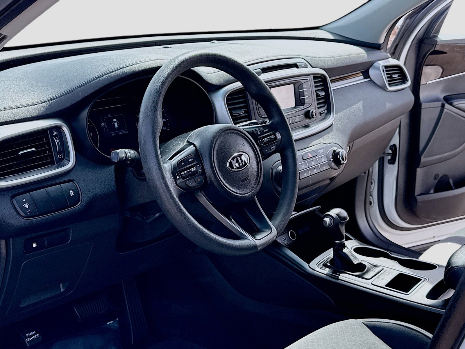 Used 2018 Kia Sorento LX image 4