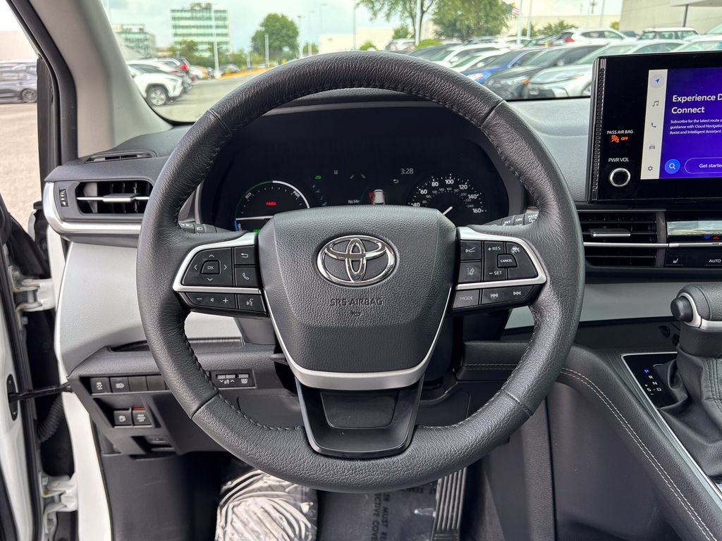 Certified 2026 Toyota Sienna XLE FWD image 30