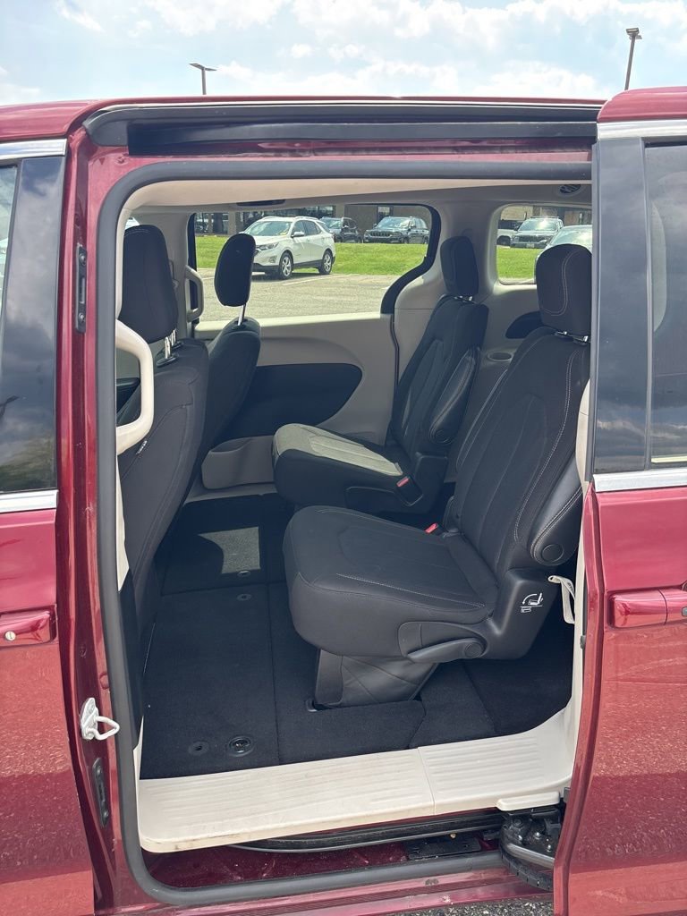 Used 2023 Chrysler Voyager LX FWD image 9