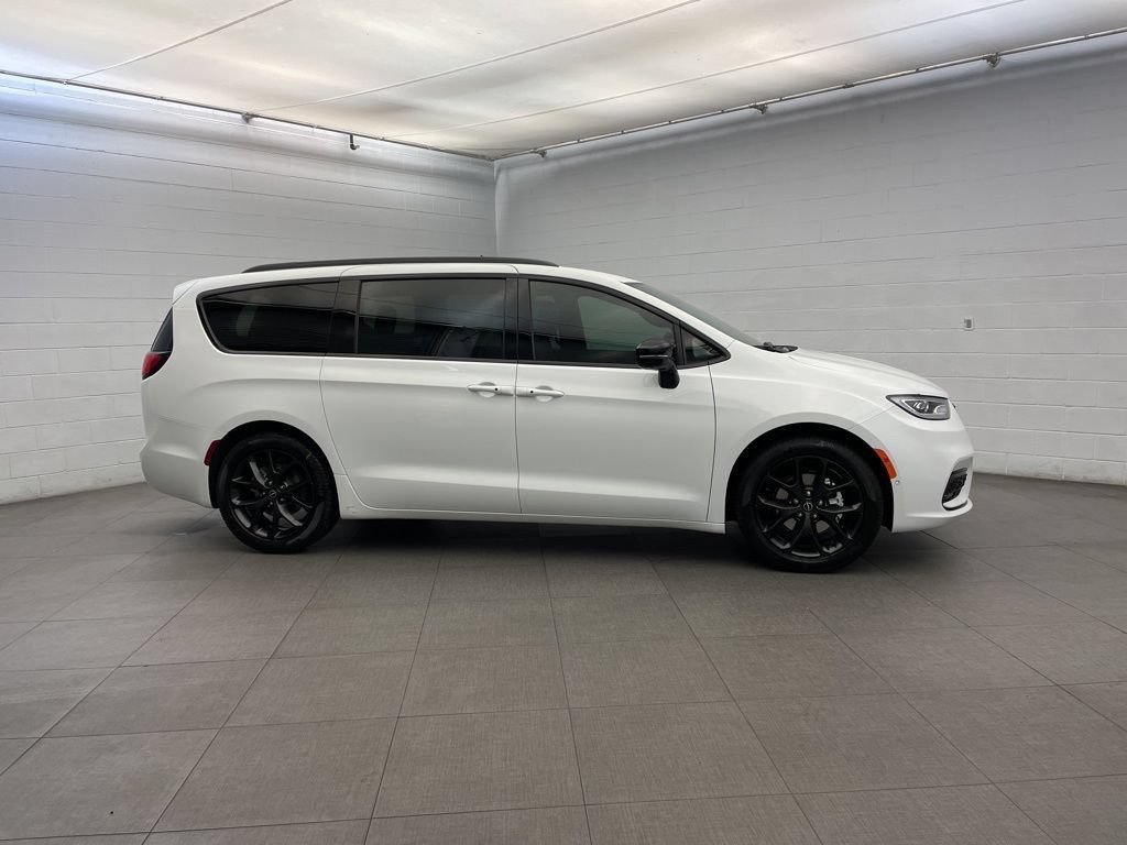 New 2026 Chrysler Pacifica Select FWD image 2