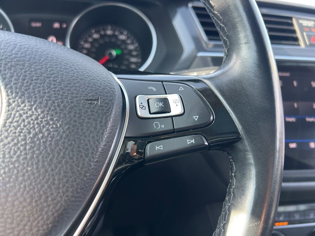 Used 2018 Volkswagen Tiguan SE w/ Panoramic Sunroof Package image 18