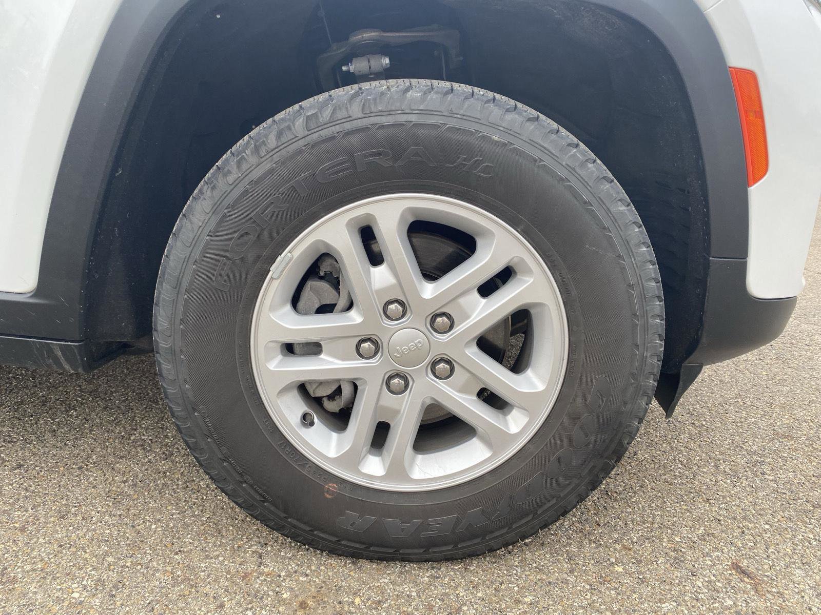 Used 2022 Jeep Grand Cherokee Laredo w/ Luxury Tech Group I image 16