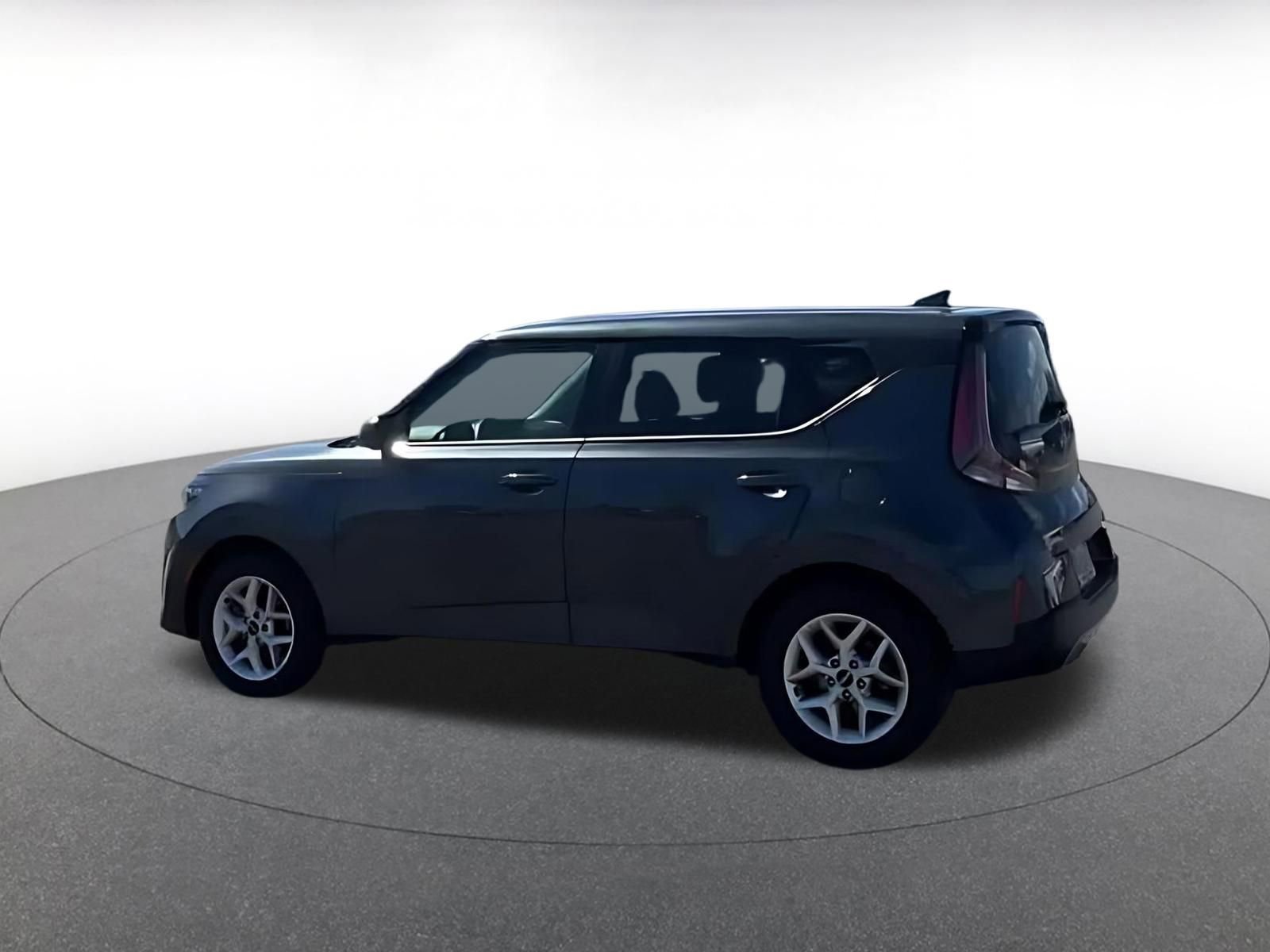 Used 2025 Kia Soul LX w/ LX Technology Package FWD image 8
