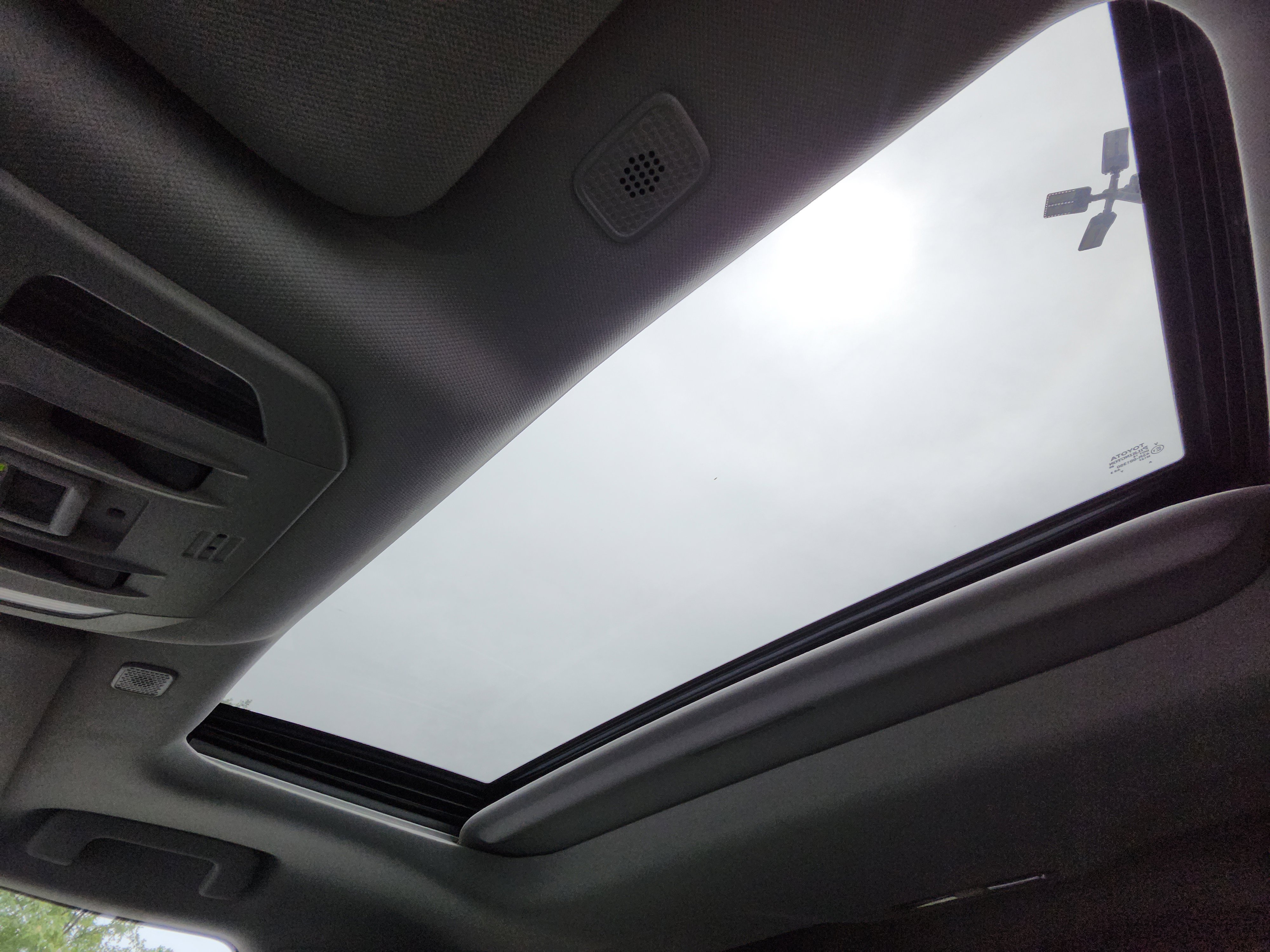 Used 2023 Toyota Highlander XLE FWD image 2